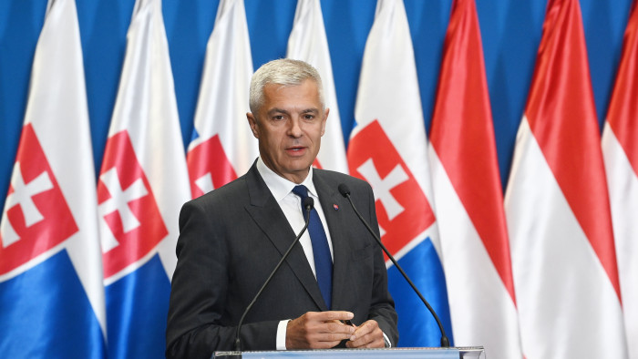 A külügyminiszterként V4-blokkoló szlovák globalista elnökjelölt most a regionális együttműködésért aggódik