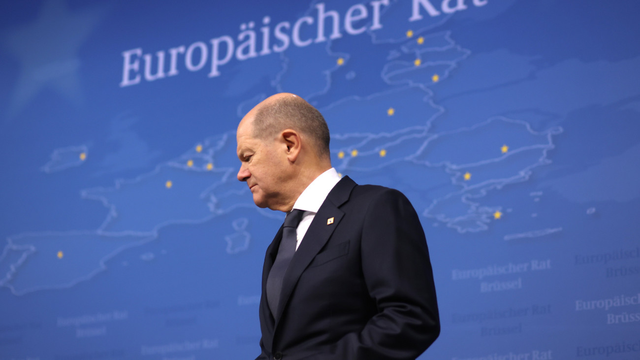 Olaf Scholz német kancellár sajtóértekezletet tart az Európai Unió brüsszeli csúcstalálkozójának második napi ülése után 2023. október 27-én.