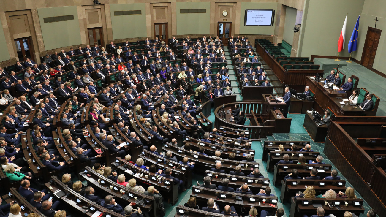 Donald Tusk megválasztott kormányfő programbeszédet tart a szejmben 2023. december 12-én. Donald Tuskot, az október 15-i parlamenti választásokon többségbe került koalíció jelöltjét előző nap választotta meg a lengyel parlamenti alsóház (szejm) kormányfőnek.