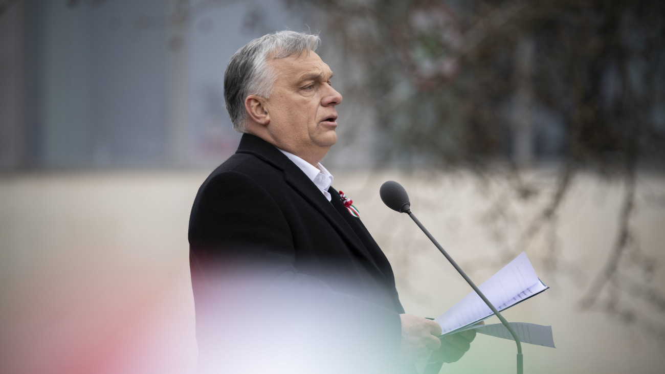 A Miniszterelnöki Sajtóiroda által közreadott képen Orbán Viktor miniszterelnök beszédet mond az 1848-49-es forradalom és szabadságharc kitörésének 175. évfordulója alkalmából rendezett ünnepi megemlékezésen Kiskőrösön, Petőfi Sándor szülőháza előtt 2023. március 15-én.