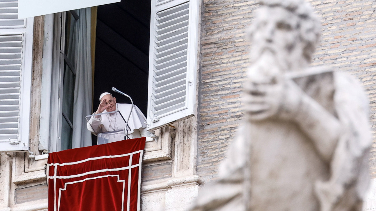 Ferenc pápa integet a híveknek vatikáni lakosztályának a római Szent Péter térre néző ablakából 2024. március 3-án, az Úrangyala (Angelus) imádság elmondása után.