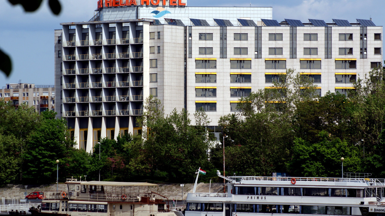 A Danubius Health Spa Resort Helia (Hélia Hotel) épülete a pesti Duna-parton, a Kárpát utcában, a főváros XIII. kerületében. Előtte a Dunán hajók horgonyoznak. MTVA/Bizományosi: Jászai Csaba  *************************** Kedves Felhasználó!