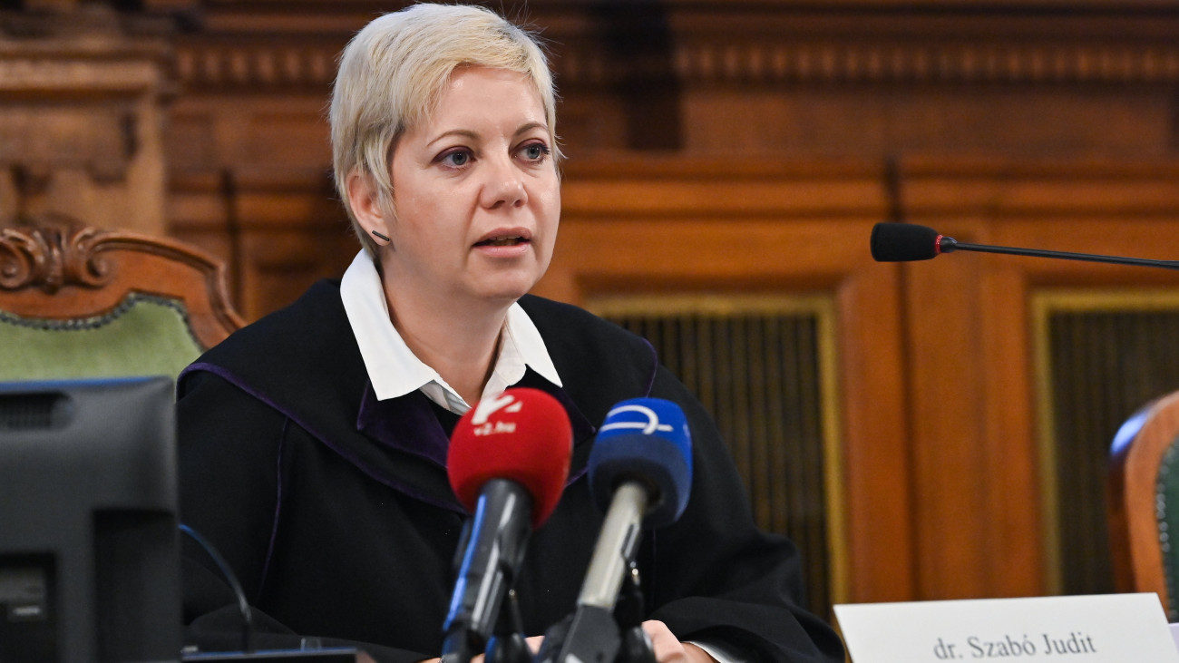 Szabó Judit bíró beszél az újbudai rendőrgyilkossággal vádolt férfi 2023. október 10-én kezdődött perének kezdetén, az előkészítő ülésen a Fővárosi Törvényszéken. A vádlott részben beismerte tettét.