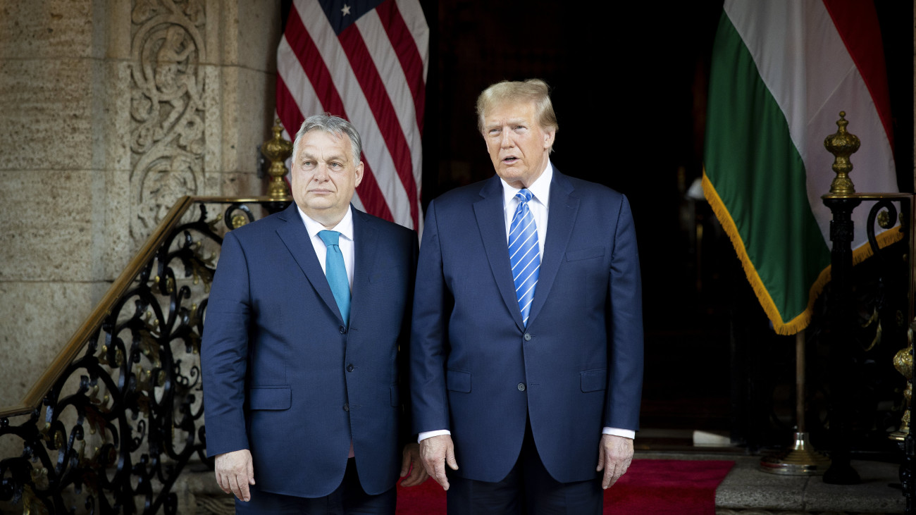 A Miniszterelnöki Sajtóiroda által közreadott képen Orbán Viktor kormányfő (b) és Donald Trump korábbi amerikai elnök, republikánus elnökjelölt tárgyalásuk előtt Trump floridai rezidenciáján, Mar-a-Lagóban 2024. március 8-án.
