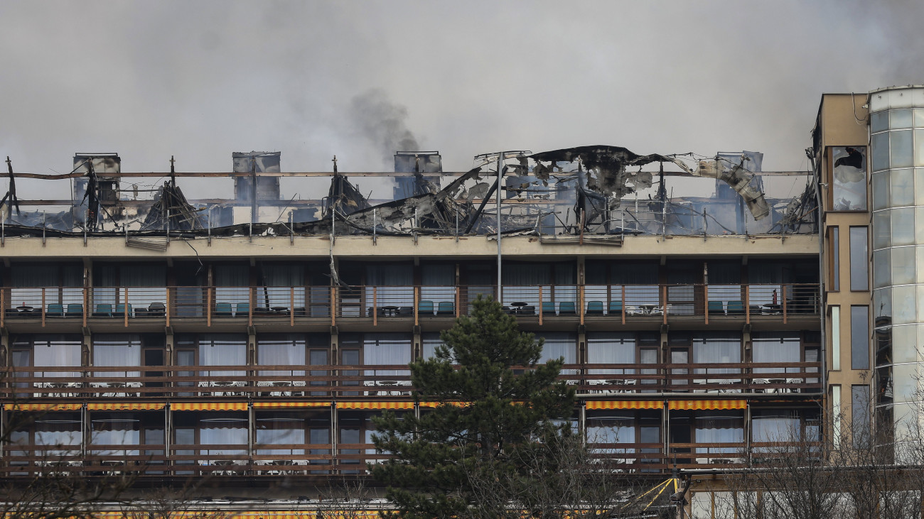 A kigyulladt visegrádi Hotel Silvanus épülete 2024. március 9-én. A hotel felső szintje teljes terjedelmében kiégett, a vendégek elhagyták az épületet.