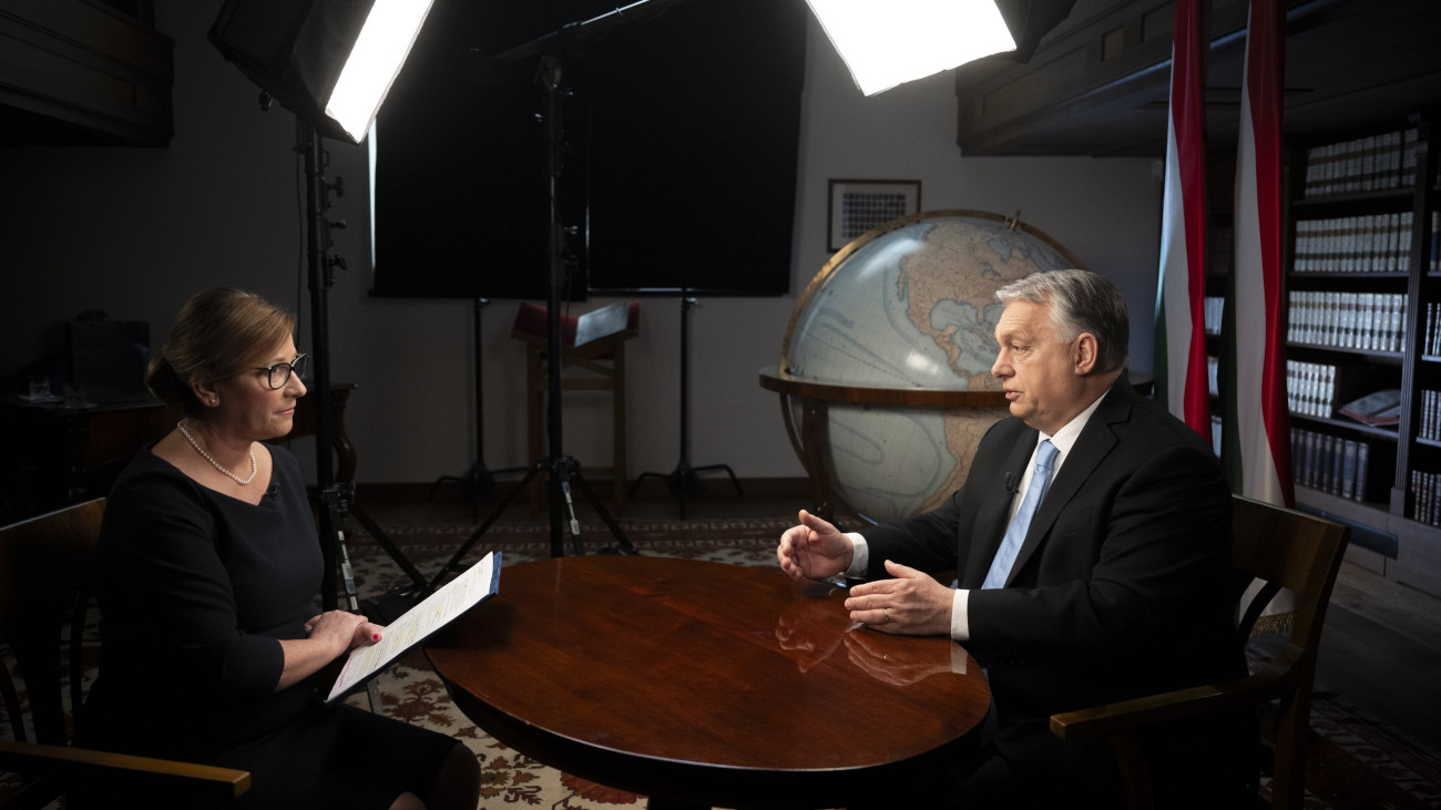 A Miniszterelnöki Sajtóiroda által közreadott képen Orbán Viktor kormányfő interjút ad az amerikai útjáról az M1 aktuális csatornának a Karmelita kolostorban 2024. március 10-én. Balról Volf-Nagy Tünde műsorvezető. 
