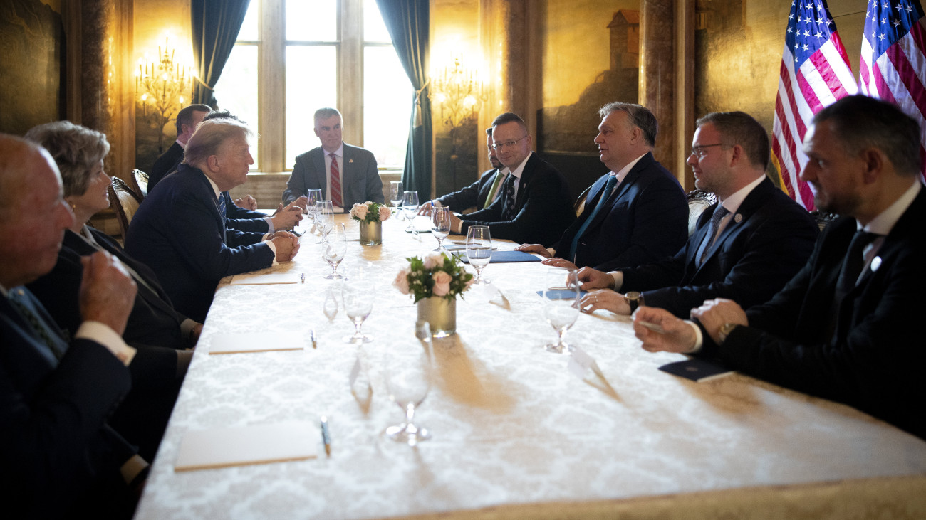 A Miniszterelnöki Sajtóiroda által közreadott képen Orbán Viktor kormányfő (j3) és Donald Trump korábbi amerikai elnök, republikánus elnökjelölt (b3) tárgyalása Trump floridai rezidenciáján, Mar-a-Lagóban 2024. március 8-án. A miniszterelnök mellett Szijjártó Péter külgazdasági és külügyminiszter (j4), Orbán Balázs, a miniszterelnök politikai igazgatója (j2) és Takács Szabolcs, Magyarország washingtoni nagykövete (j).