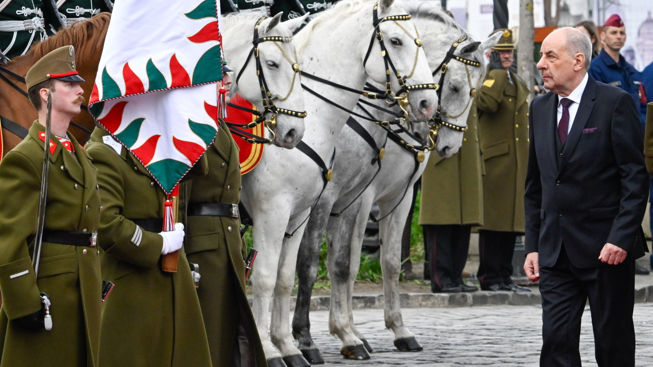 Sulyok Tamás köztársasági elnök érkezik beiktatási ünnepségére a budapesti Szent György téren 2024. március 10-én.