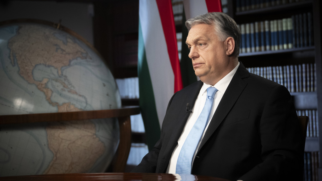 A Miniszterelnöki Sajtóiroda által közreadott képen Orbán Viktor kormányfő interjút ad az amerikai útjáról az M1 aktuális csatornának a Karmelita kolostorban 2024. március 10-én.