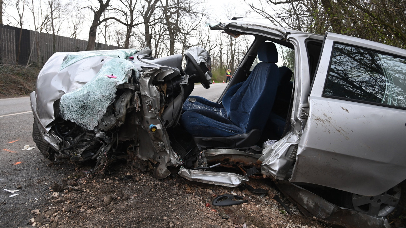 Sérült személygépkocsi, miután kamionnal ütközött Monor és Gomba között a 3112-es számú úton 2024. március 10-én. Az autó vezetője a helyszínen életét vesztette.