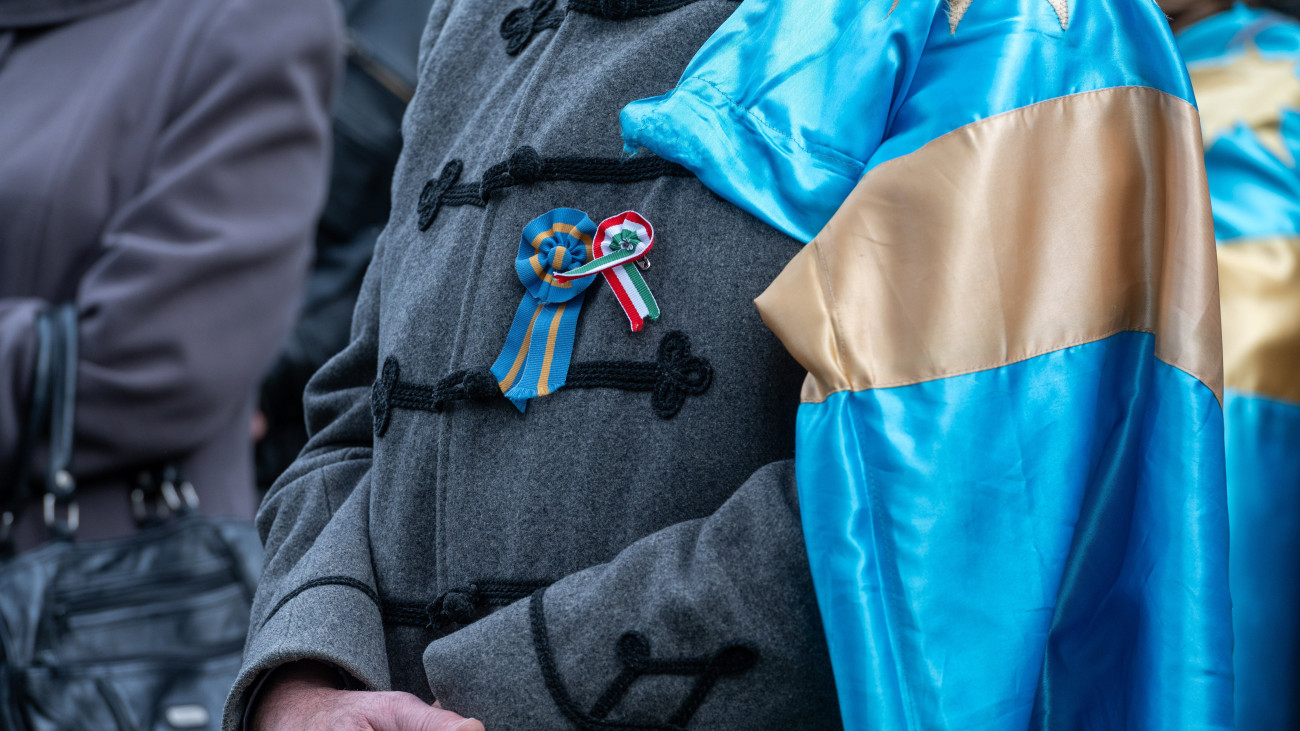Székely zászló egy résztvevő vállán a székely szabadság napja alkalmából tartott marosvásárhelyi rendezvényen 2024. március 10-én. A nagygyűlésen a Székelyföld területi autonómiáját követelő petíciót fogadtak el, amelyet átadtak a Maros megyei prefektúra képviselőjének.