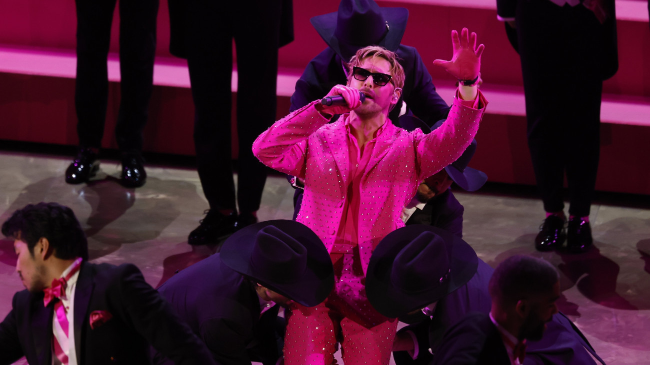 Ryan Gosling amerikai színész Ken dalát (Im Just Ken) énekli a Barbie című filmből a 96. Oscar-gálán a Los Angeles-i Dolby Színházban 2024. március 10-én.