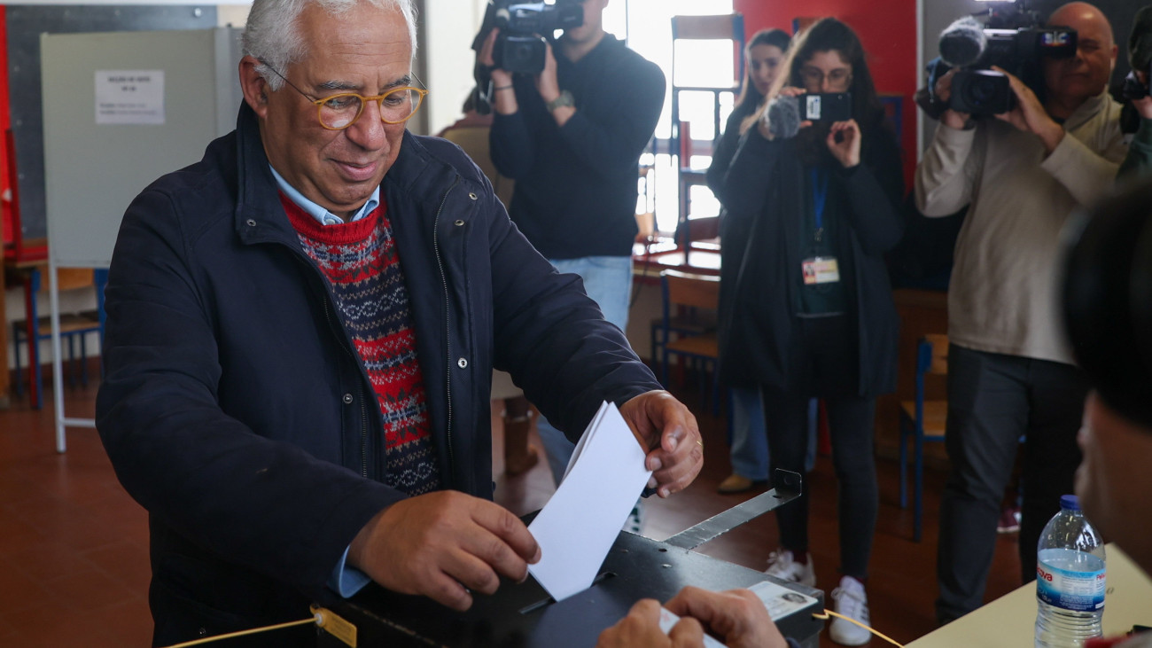 António Costa portugál elnök voksol egy lisszaboni szavazóhelyiségben 2024. március 10-én, az előrehozott parlamenti választás napján.