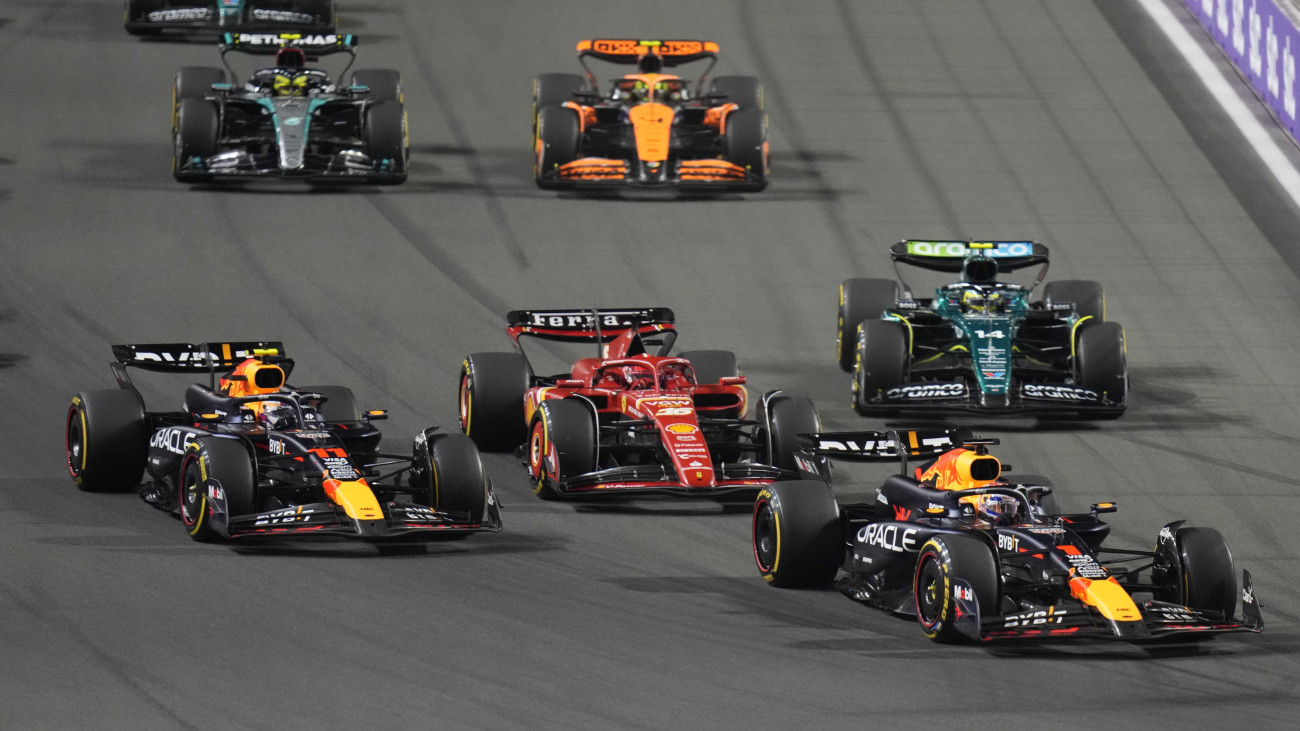 Max Verstappen, a Red Bull holland versenyzője (j) vezeti a mezőnyt a Forma-1-es autós gyorsasági világbajnokság Szaúdi Nagydíjának rajtja után a dzsiddai utcai versenypályán 2024. március 9-én.
