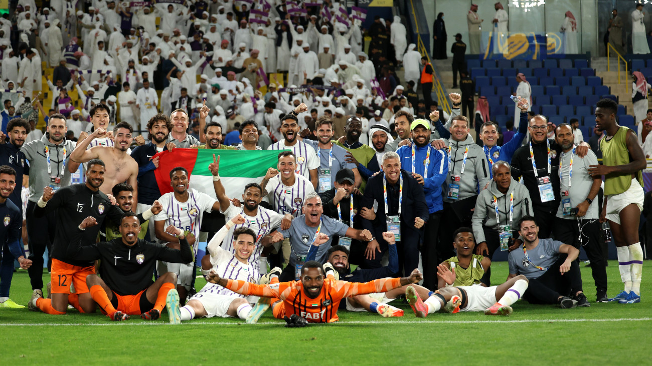 RIYADH, SAUDI ARABIA - MARCH 11: Al Ain players and staff celebrate victory in the penalty shootout following the AFC Champions League Quarter Final 2nd Leg match between Al-Nassr and Al Ain at Al -Awwal Stadium on March 11, 2024 in Riyadh, Saudi Arabia. (Photo by Yasser Bakhsh/Getty Images) (Photo by Yasser Bakhsh/Getty Images)