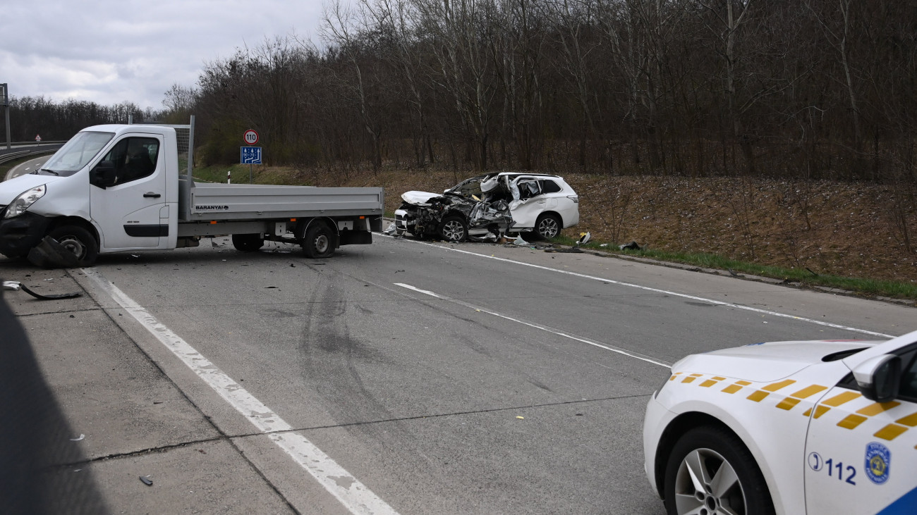 Ütközésben roncsolódott járművek az M31-es autópálya M0-s felé vezető oldalán 2024. március 12-én. A Gödöllő közelében történt balesetben először egy személyautó és egy teherautó ütközött össze és egy ember könnyebben megsérült. Ezután a teherautónak nekihajtott egy másik személygépkocsi; ennek sofőrje, egy gödöllői férfi életét vesztette.