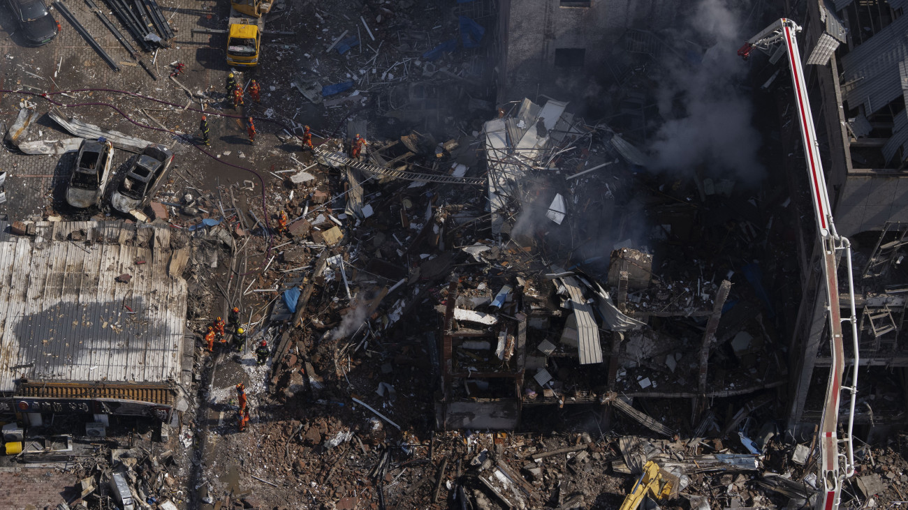 Tűzoltók dolgoznak egy gázszivárgás okozta robbanás következtében megsemmisült épület romjainál az észak-kínai Hopej tartományban lévő Jencsiao városban 2024. március 13-án. A balesetben egy ember meghalt, 22-en pedig megsérültek.