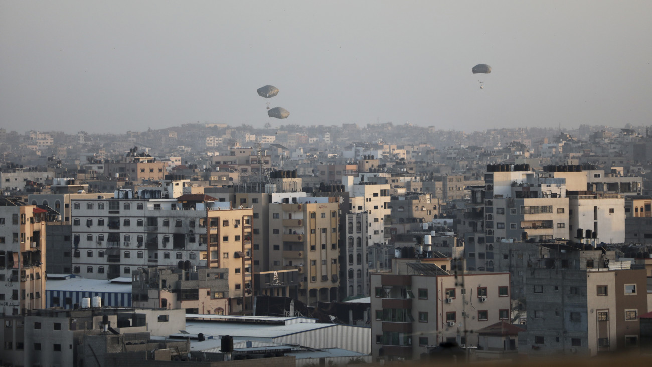 Az amerikai légierő három C-130 katonai szállítógépei élelmiszer-szállítmányokat dobnak le Gáza felett 2024. március 2-án. Joe Biden amerikai elnök előző nap bejelentette, hogy Washington minden tőle telhetőt elkövet, hogy segítséget küldjön a palesztinok lakta térségbe. Két nappal korábban Gázavárosban segélyosztás közben 115 ember halt meg, és több százan megsebesültek a Hamász vezette egészségügyi minisztérium adatai szerint.