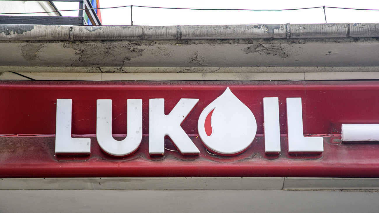 Budapest, 2022. szeptember 10. A PJSC Lukoil moszkvai központú nemzetközi energiavállalat benzinkútjának emblémája a főváros VIII. kerületében, az Orczy úton. MTVA/Bizományosi: Róka László