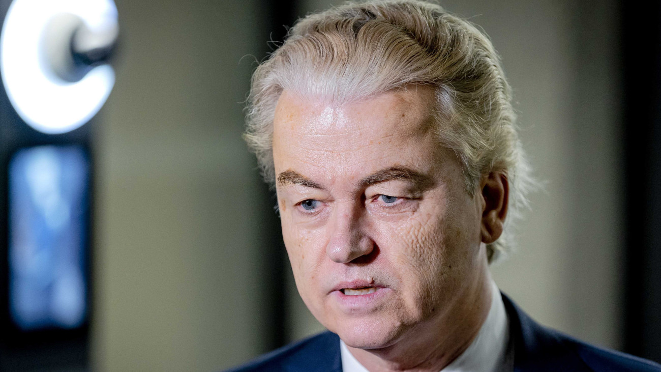 Hága, 2024. február 9.Geert Wilders, a novemberi holland parlamenti választássokon győztes Szabadságpárt (PVV) vezetője nyilatkozik, amint kormányalakítási tárgyalásokra érkezik Hágában 2024. február 9-én, amikor folytatódnak a két napppal korábban megszakadt megbeszélések.