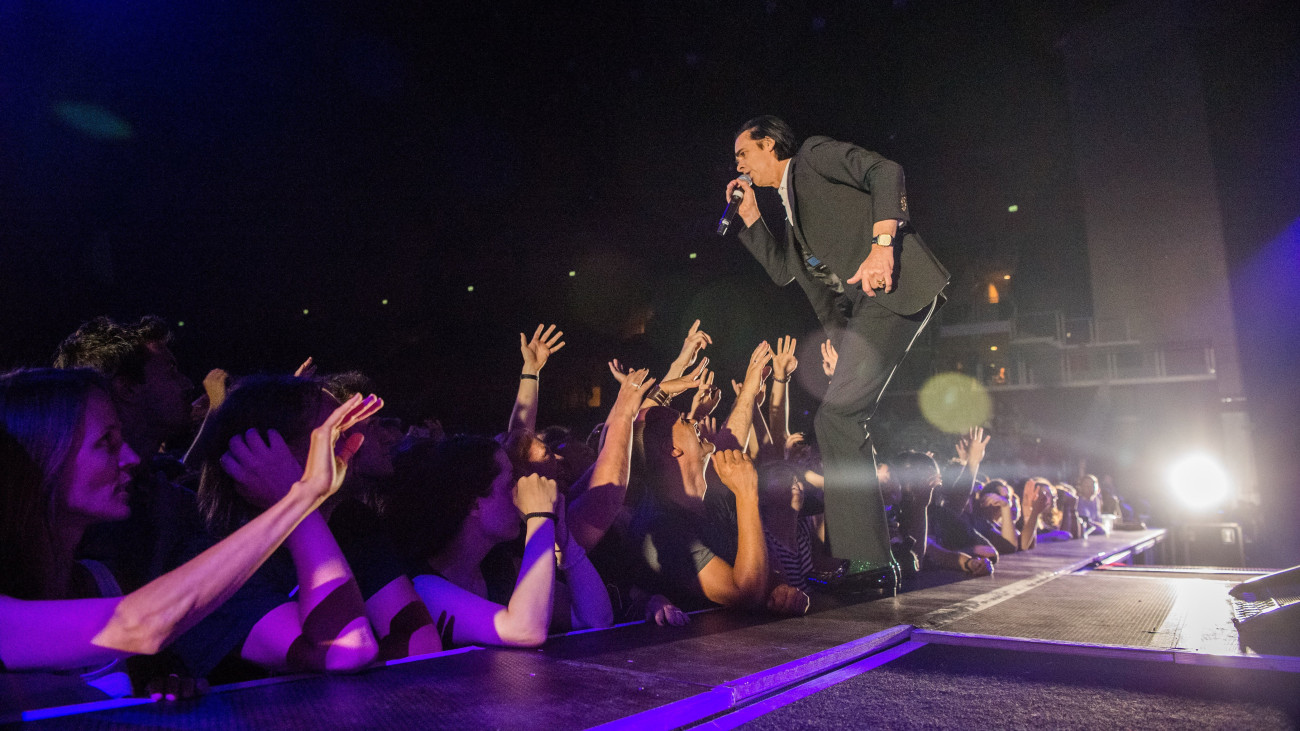 Nick Cave ausztrál rockzenész a Nick Cave and the Bad Seeds koncertjén a Papp László Budapest Sportarénában 2018. június 21-én.