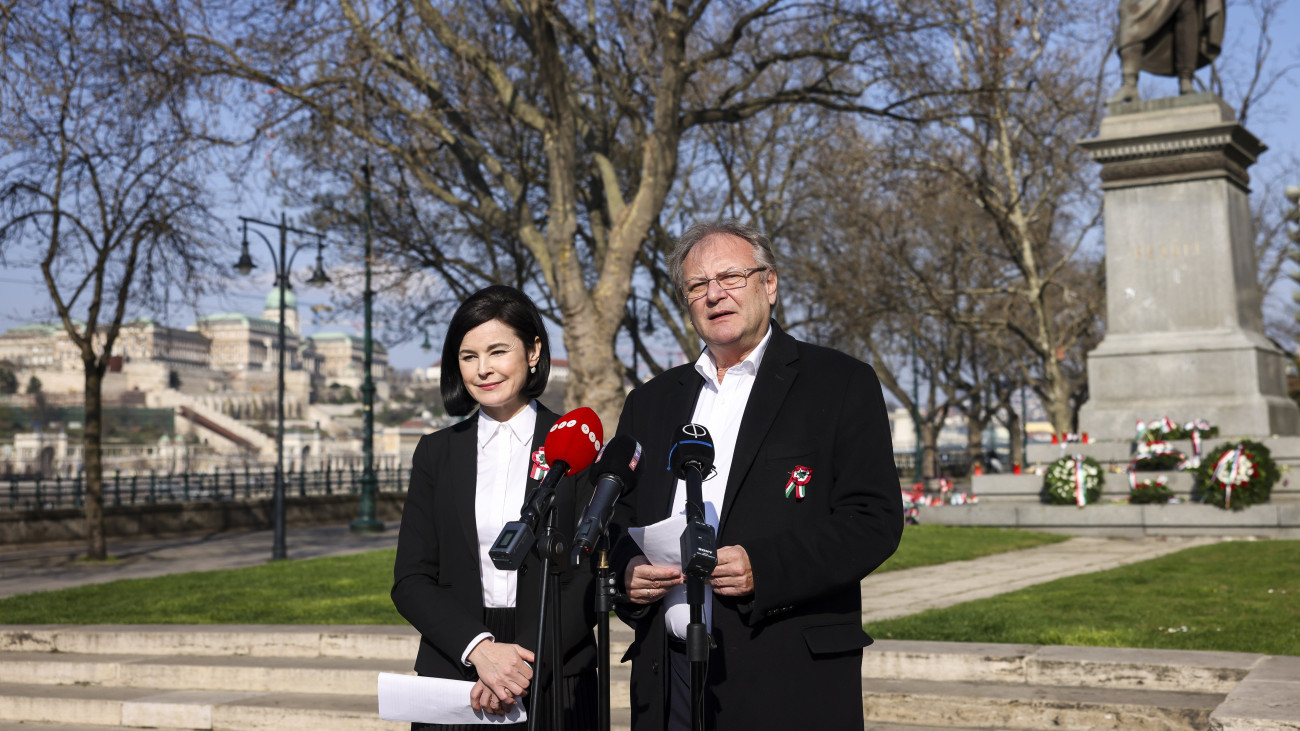 Kunhalmi Ágnes, az MSZP társelnöke és Hiller István, az MSZP Választmányának elnöke a párt megemlékezésén az 1848-49-es forradalom és szabadságharc 176. évfordulóján a Március 15. téren 2024. március 15-én.