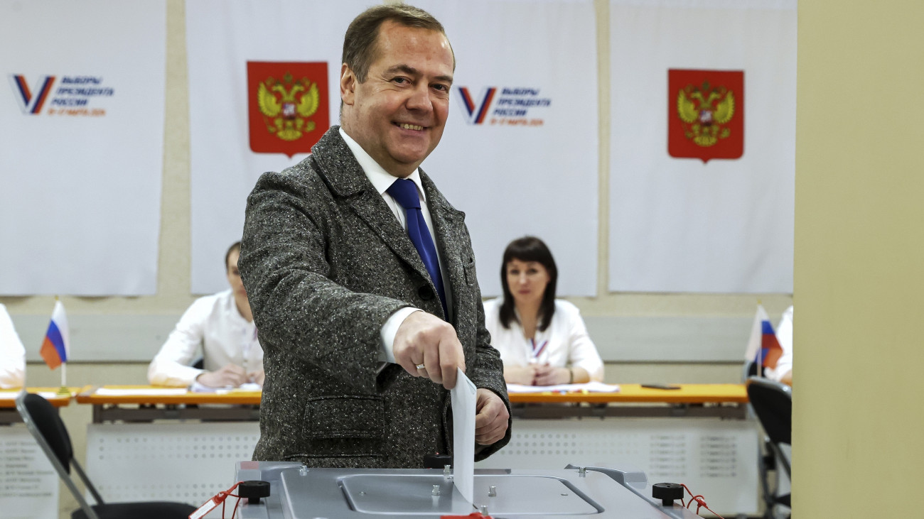 Dmitrij Medvegyev, az Orosz Biztonsági Tanács helyettes vezetője leadja szavazatát Moszkvában a háromnapos orosz elnökválasztás első napján, 2024. március 15-én. Oroszországban hat évre választják meg az ország legfontosabb közjogi méltóságát.