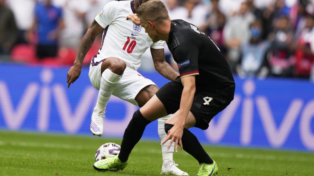 A német Matthias Ginter (j) és az angol Raheem Sterling a koronavírus-járvány miatt 2021-re halasztott 2020-as labdarúgó Európa-bajnokság nyolcaddöntőjének Anglia-Németország mérkőzésén a londoni Wembley stadionban 2021. június 29-én.
