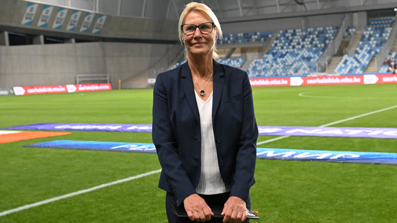 Margret Kratz, a magyar válogatott szövetségi kapitánya a labdarúgó női Nemzetek Ligája B divíziója 1. csoportjában, a Magyarország - Írország mérkőzésen az Új Hidegkuti Nándor Stadionban 2023. szeptember 26-án.
