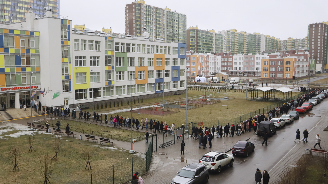 Szavazóhelyiség előtt állnak sorban emberek az orosz elnökválasztáson Szentpéterváron 2024. március 17-én. A választást március 15-17. között rendezik Oroszországban.