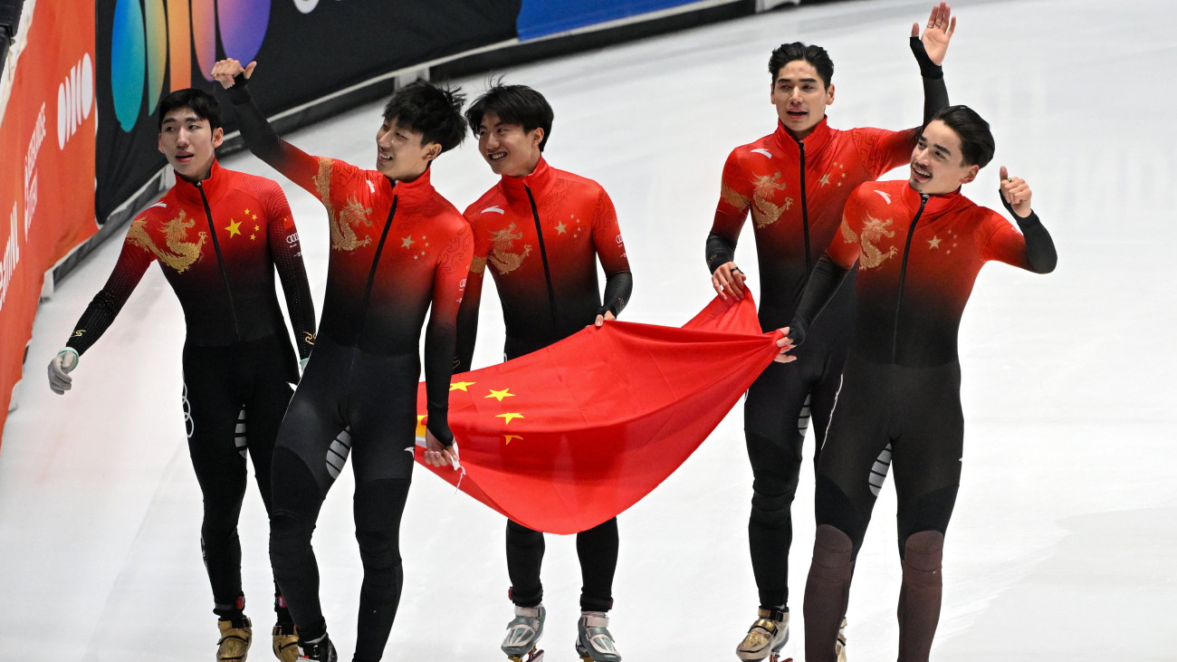 A kínai váltó tagjai, köztük Liu Shaolin Sándor (j) és Liu Shaoang (j2) ünnepelnek, miután győztek a rövidpályás gyorskorcsolyázók világbajnokságán, az 5000 méteres féfi váltó versenyének döntőjében a rotterdami Ahoy Arénában 2024. március 17-én.