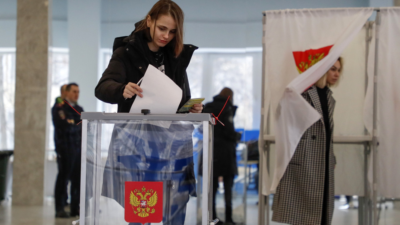 Szavazó az orosz elnökválasztáson Moszkvában 2024. március 17-én. A választást március 15-17. között rendezik Oroszországban.