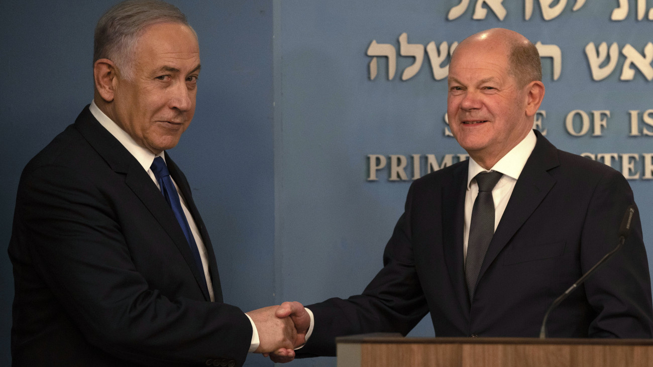 Benjámin Netanjahu izraeli miniszterelnök (b) és Olaf Scholz német kancellár a jeruzsálemi tárgyalásai utáni sajtóértekezlet végén, 2024. március 17-én.