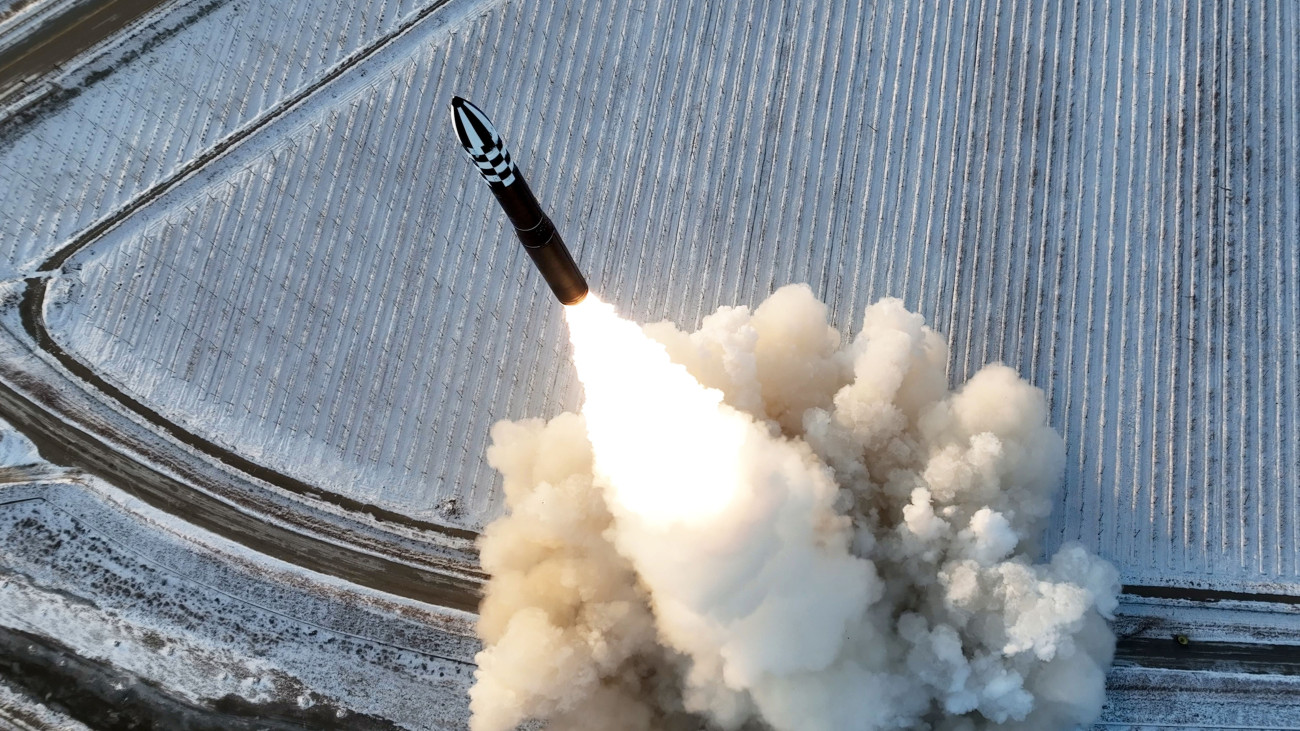 Az észak-koreai állami hírügynökség, a KCNA által közreadott felvételen fellőnek egy Hvaszong-18 szilárd üzemanyagú interkontinentális ballisztikus rakétát egy meg nem nevezett észak-koreai helyszínen 2023. december 18-án. A KCNA szerint a rakéta 6,5 kilométeres magasságot ért el, és ezer kilométert tett meg, mielőtt a Koreai-félszigettől keletre levő Japán-tengerbe csapódott.