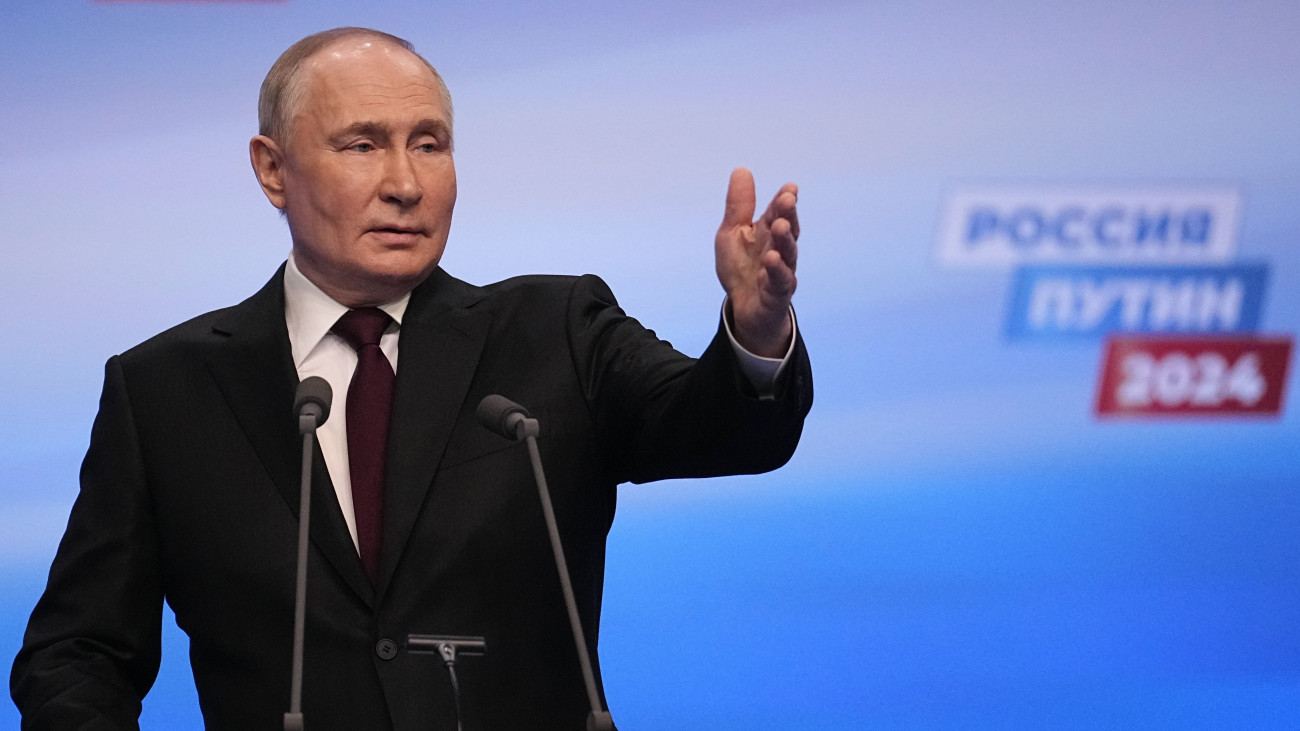 Az újraválasztásáért induló Vlagyimir Putyin orosz elnök moszkvai kampányközpontjában az elnökválasztás utolsó napjának éjszakáján, 2024. március 18-án. A választóhelyiségekből kilépők megkérdezésén alapuló közvélemény-kutatások eredményei, illetve szavazatszámlálás első eredményei szerint Putyin fölényesen vezet.