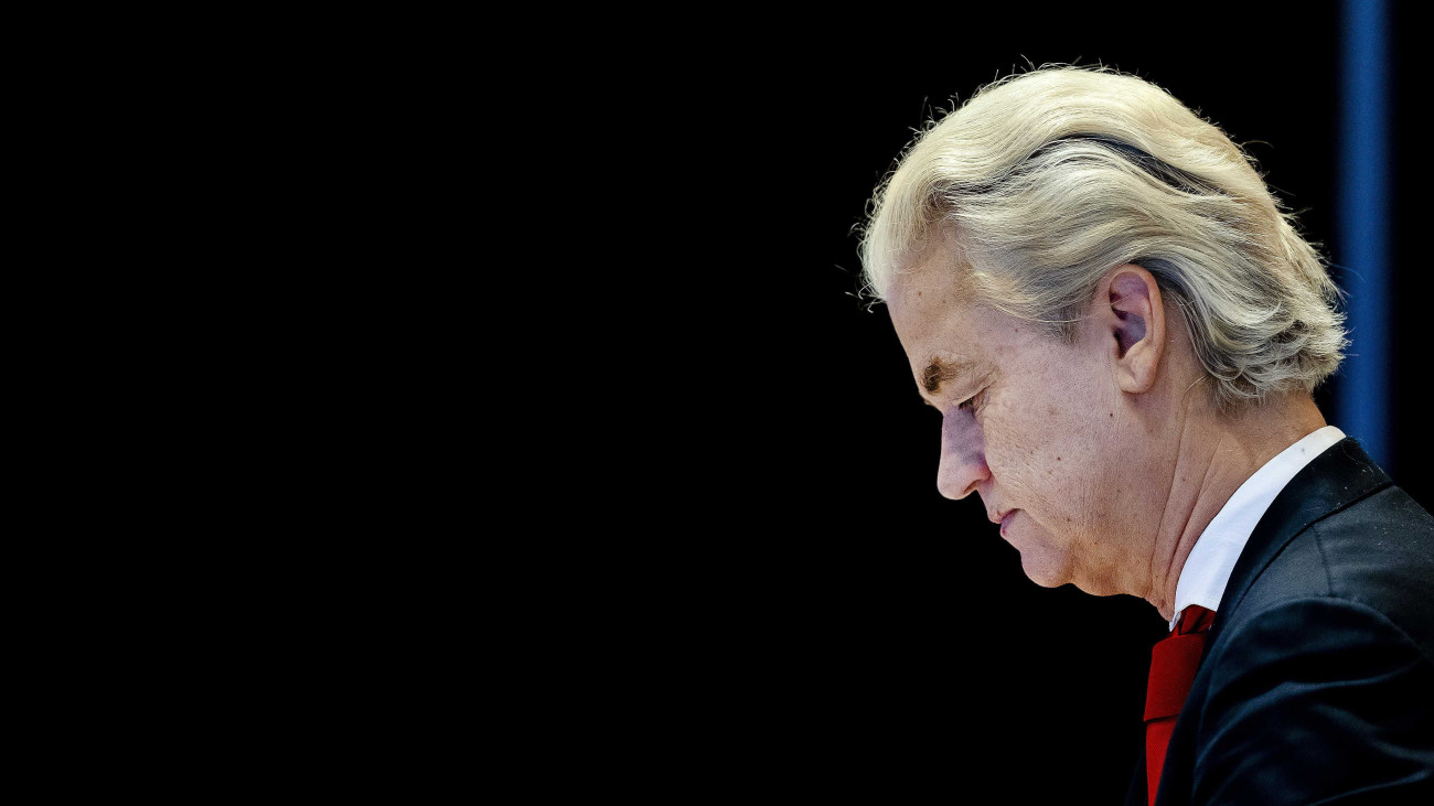 Geert Wilders, a Szabadságpárt (PVV) vezetője a politikai pártok és a parlament elnöke közötti megbeszélésen Hágában 2023. november 24-én. A két nappal korábbi holland előrehozott parlamenti választásokon a PVV nyerte el a legtöbb szavazatot.