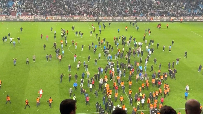 Tömegverekedésbe torkollt a Trabzon–Fener mérkőzés