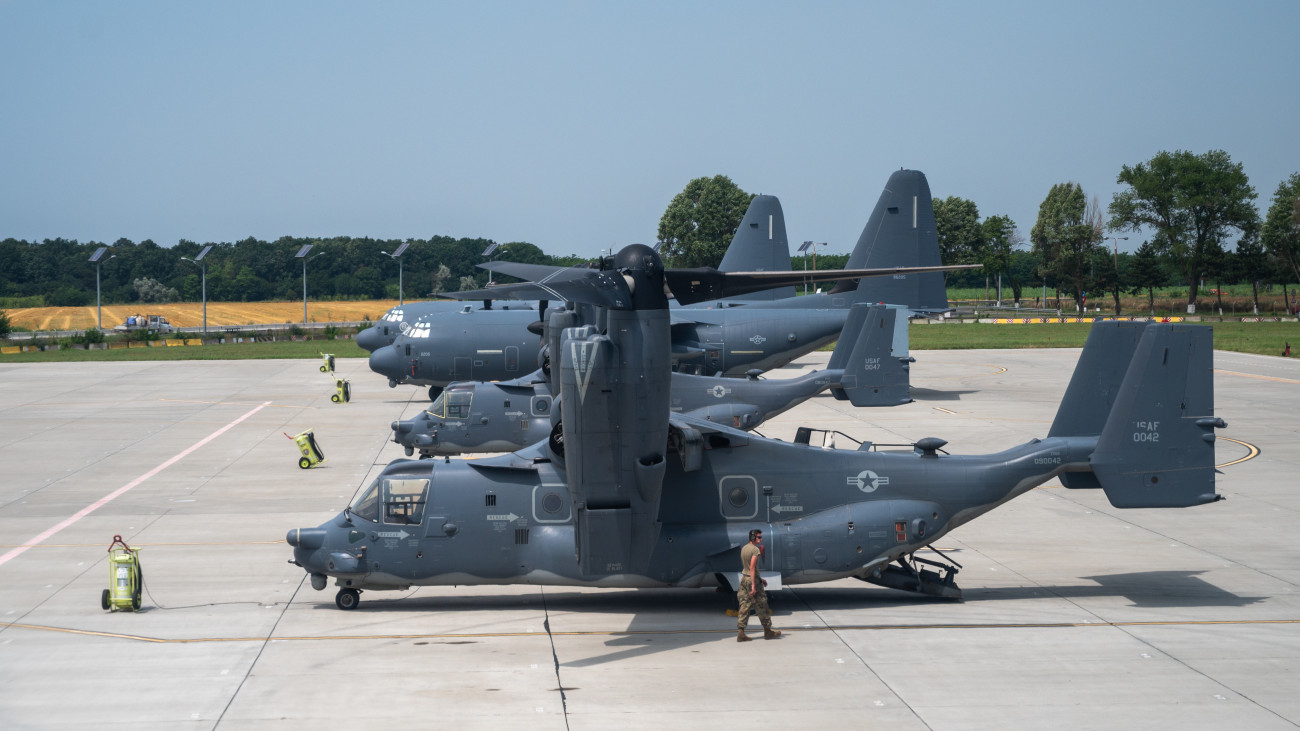 01 July 2021, Romania, Mihail Kogalniceanu: On the tarmac of a NATO airport in Romania are two Bell-Boeing V-22 Osprey tilt-rotor convertible aircraft (v) and two Lockheed C-130 Hercules transport aircraft. Photo: Christophe Gateau/dpa (Photo by Christophe Gateau/picture alliance via Getty Images)