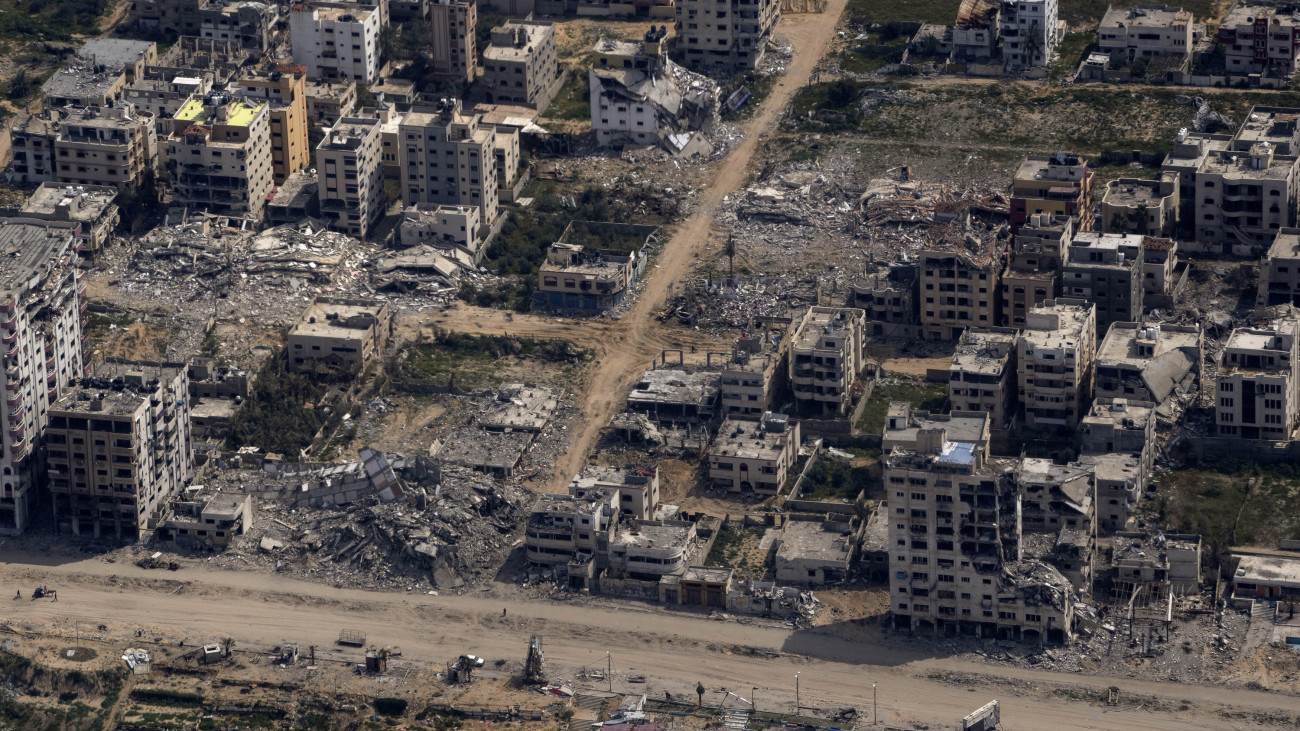 Az izraeli légicsapások által okozott pusztítás nyomai a Gázai övezetben az amerikai légierő egyik repülőgépéből nézve 2024. március 14-én. A Hamász palesztin iszlamista szervezet fegyveresei 2023. október 7-én támadást indítottak Izrael ellen, az izraeli haderő pedig válaszul légi és szárazföldi hadműveleteket hajt végre a Gázai övezetben.
