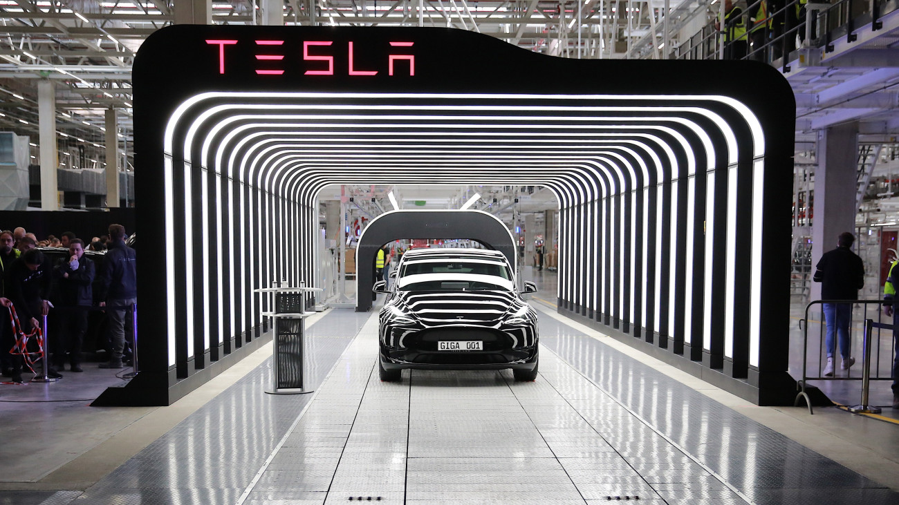 Bemutatják a GIGA 001-es rendszámú Tesla-autót a Tesla Motors amerikai elektromosjármű-gyártó Gigafactory nevű gyárának megnyitóján a Berlin szomszédságában fekvő Grünheidében 2022. március 22-én.