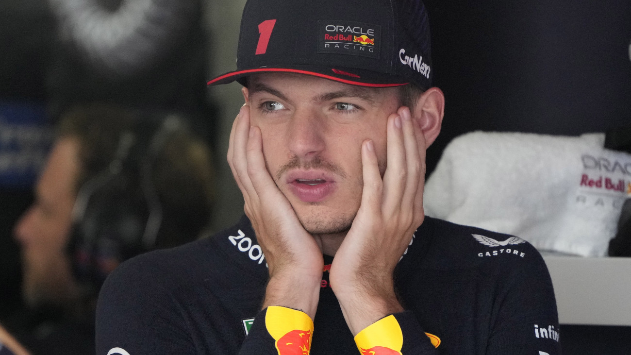 Max Verstappen, a Red Bull holland versenyzője a Forma-1-es autós gyorsasági világbajnokság Japán Nagydíjának első szabadedzése előtt a szuzukai pályán 2023. szeptember 22-én.