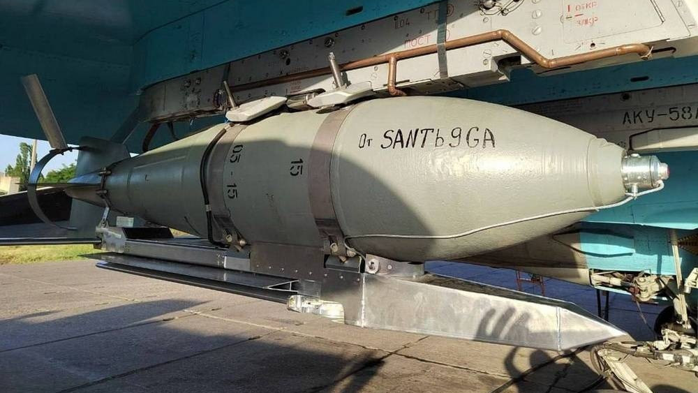 Orosz Szu-34-es támadógépre függesztett siklóbomba. Forrás: mil.in.ua