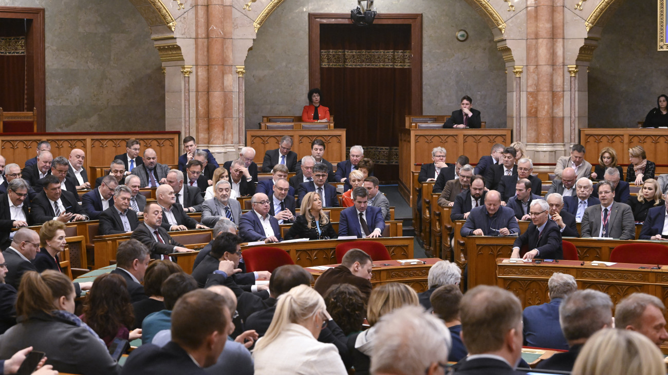 Szavaznak a képviselők az Országgyűlés plenáris ülésén 2024. március 19-én.