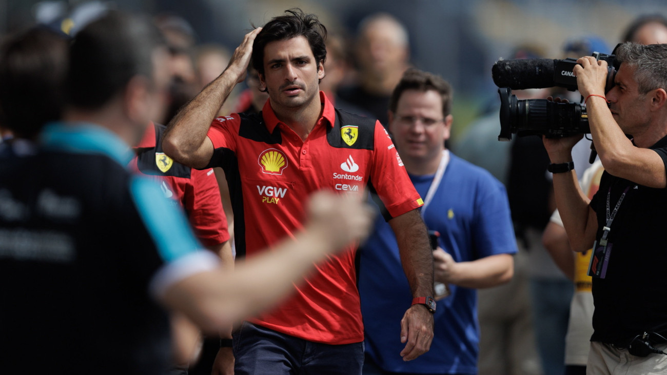 Carlos Sainz, a Ferrari spanyol versenyzője érkezik a Forma-1-es autós gyorsasági világbajnokság Brazil Nagydíjának szabadedzésére a Sao Pauló-i Interlagos pályán 2023. november 3-án. A futamot november 5-én rendezik.