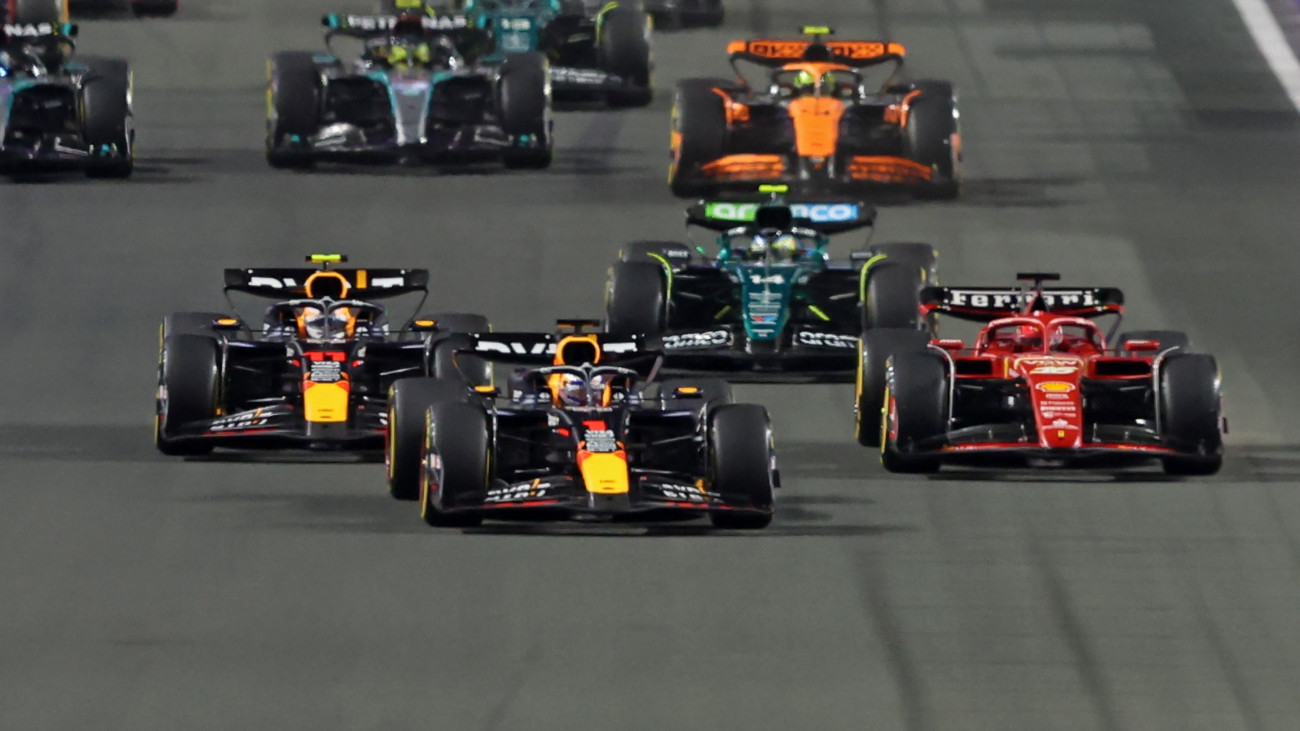 Dzsidda, 2024. március 9.Max Verstappen, a Red Bull holland versenyzője (k) vezeti a mezőnyt a Forma-1-es autós gyorsasági világbajnokság Szaúdi Nagydíjának rajtja után a dzsiddai utcai versenypályán 2024. március 9-én.