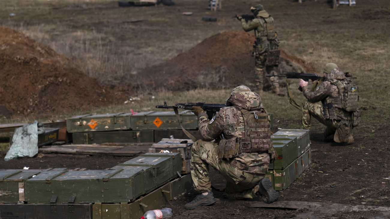 A 72. ukrán gépesített dandár katonái gyakorlatoznak a kelet-ukrajnai donyecki régióban húzódó front közelében 2024. március 18-án, az Ukrajna elleni orosz háború alatt.