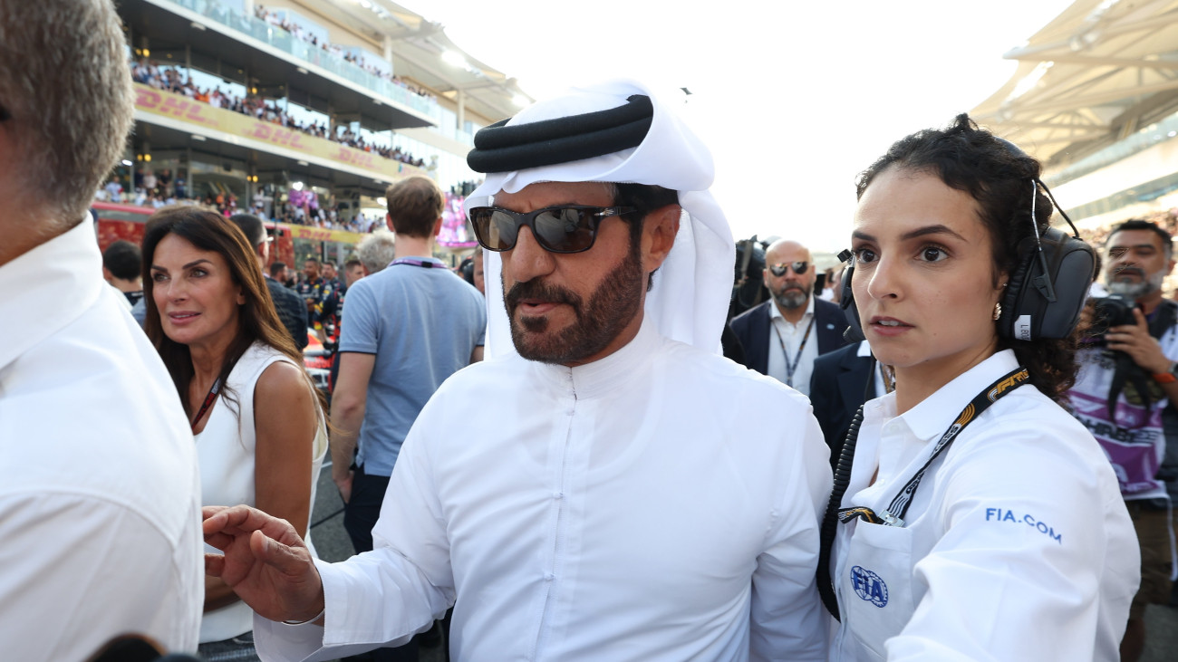Mohamed bin Szulajem, a Nemzetközi Automobil Szövetség, a FIA elnöke (k) a 2023-as Forma-1-es autós gyorsasági világbajnokság szezonzáró Abu-dzabi Nagydíjának futama előtt a Yas Marina versenypályán 2023. november 26-án.