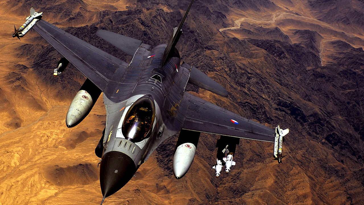 A holland légierő F-16-os harci gépe csapásmérő fegyverzettel. Forrás: Wikipédia