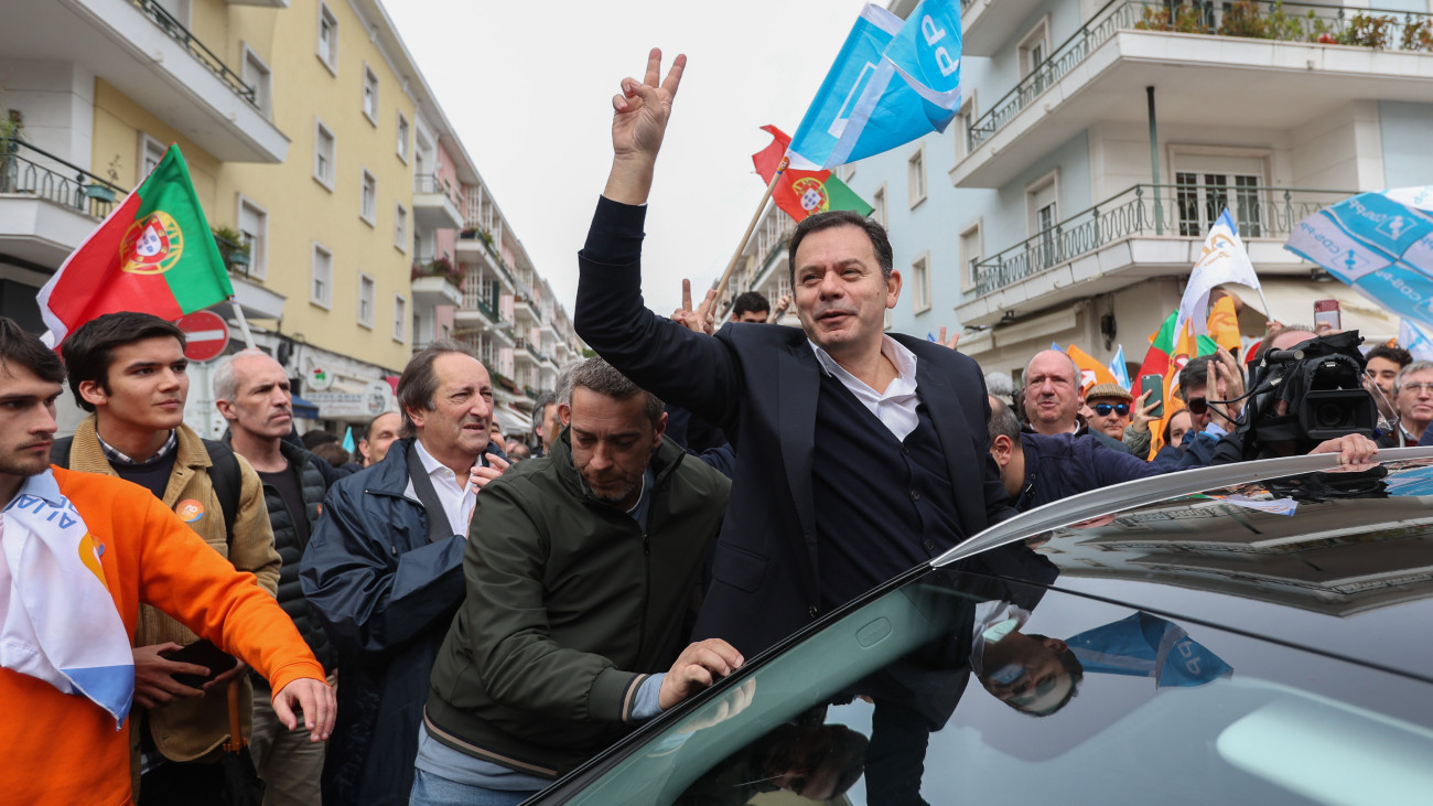Luís Montenegro, a Demokratikus Szövetség pártkoalíció vezetője (k) köszönti támogatóit a Lisszabonban rendezett kampányeseményen 2024. március 8-án. Portugáliában március 10-én tartanak előrehozott parlamenti választást.