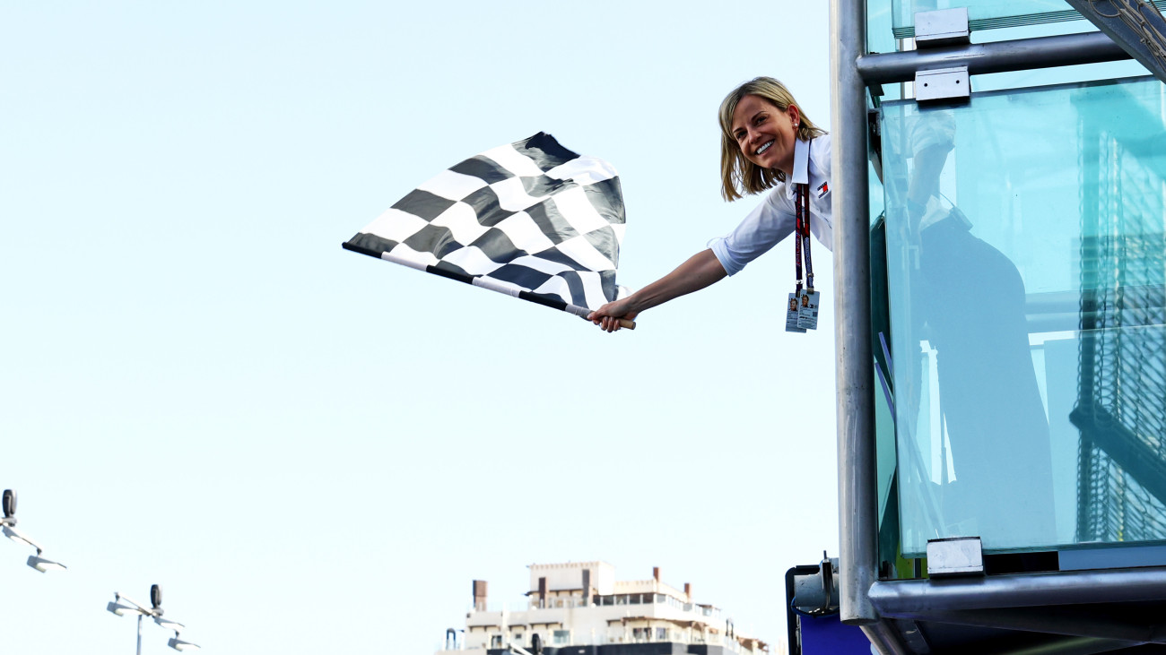 JEDDAH, SAUDI ARABIA - MARCH 08: Susie Wolff, Managing Director of F1 Academy, waves the chequered flag during Round 1 Jeddah race 1 of the F1 Academy at Jeddah Corniche Circuit on March 08, 2024 in Jeddah, Saudi Arabia. (Photo by Mark Thompson/Getty Images)